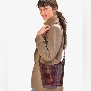 Clare V Petite Jeanne Features: A modern bucket bag